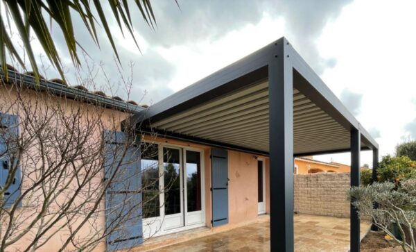 Pergola bioclimatique adossée