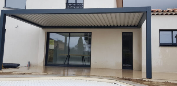 Pergola bioclimatique adossée à la façade – Image 4