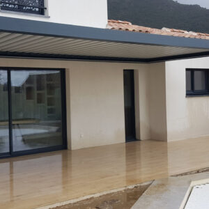 Pergola bioclimatique adossée à la façade