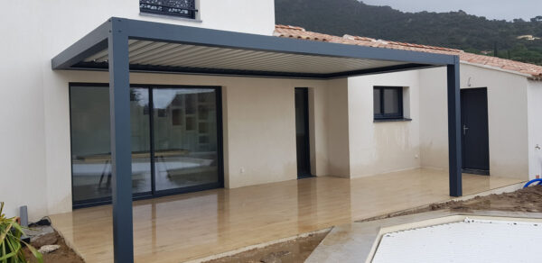 Pergola bioclimatique adossée à la façade