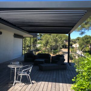 Pergola bioclimatique sur terrasse teck