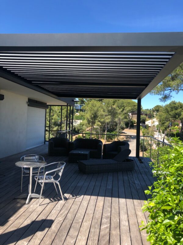 Pergola bioclimatique sur terrasse teck