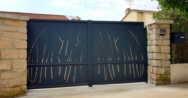 Portail deux vantaux avec motif feuillage